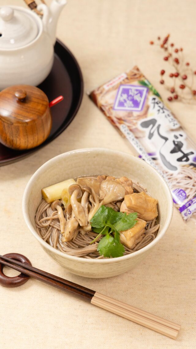 ヤクルト様の「佐賀の神埼 そば」のアレンジレシピ
ほうじ茶香る鶏ときのこのそばをご紹介します✨

品の良いそばの香りに、香ばしいほうじ茶のつゆを組み合わせて
特別感のある一品です🥰
年末年始に体をいたわる料理としてもぴったり！

====
【材料（2人分）】
佐賀の神埼 そば…1袋
鶏もも肉…160g
長ねぎ…1/2本
しめじ…1/3株
まいたけ…1/2パック
[A] ほうじ茶…630ml
[A] 醤油…大さじ2
[A] みりん…大さじ1
[A] 顆粒和風だし…小さじ1
サラダ油…適量
みつ葉…適量

【作り方】
①鶏肉は一口大に切る。長ねぎはぶつ切りにする。しめじとまいたけは小房に分ける。
②鍋にサラダ油を熱して鶏肉と長ねぎを炒め、肉の色が変わったらしめじ、まいたけ、[A]を加えて蓋をし、沸騰してから4～5分煮る。
③そばは約3分半茹で、ザルにあげて流水でぬめりを取り、水気をきる。
④③を器に盛り、②をかけてみつ葉を添える。
====

現在ヤクルト様のキャンペーン【冬の麺祭り】が開催中！
美味しい魅力が詰まったヤクルト様の麺シリーズに、
ひと味加えて楽しめるアレンジレシピをご紹介しております🙌
ぜひご覧ください✨
https://www.yakult-base.jp/winter-men/

#ヤクルト食品工業株式会社 #佐賀の神埼そば #佐賀の神埼そばアレンジレシピ #ほうじ茶香る鶏ときのこのそば #冬の麺祭り #そばアレンジ #PR